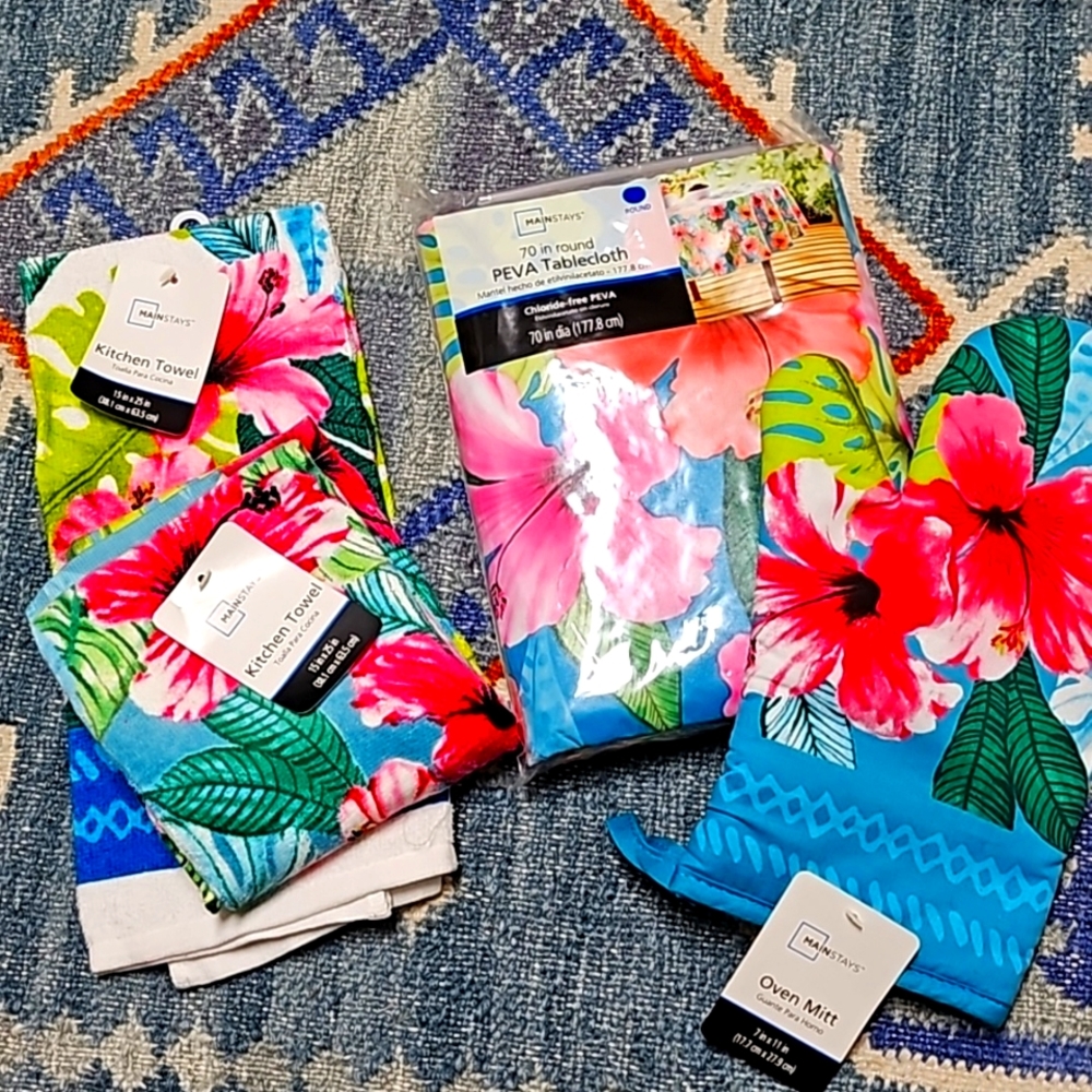 Kitchen towels, oven mitt & table cloth